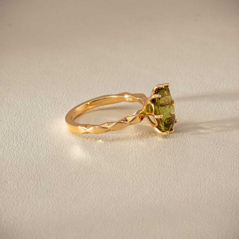 Deja Vu 18ct Yellow Gold 3.00ct Peridot Ring