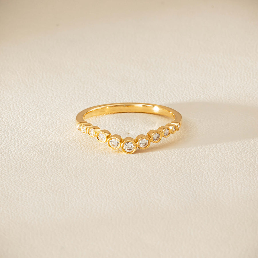 18ct Yellow Gold .18ct Diamond Graduated Curved Band