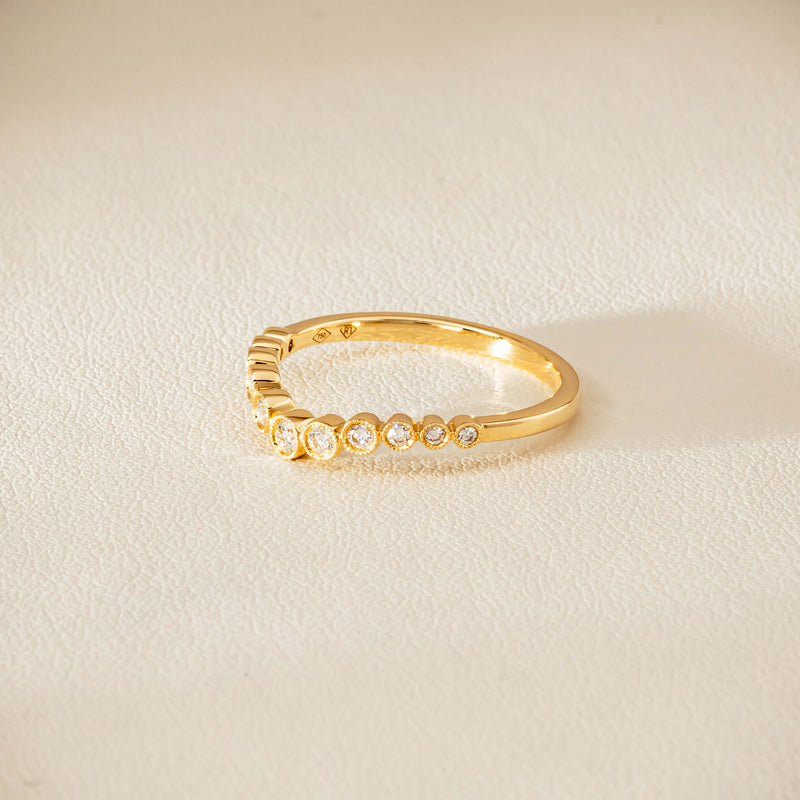 18ct Yellow Gold .18ct Diamond Graduated Curved Band