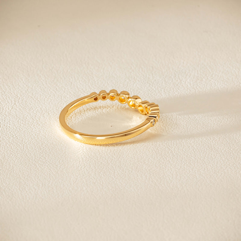 18ct Yellow Gold .18ct Diamond Graduated Curved Band