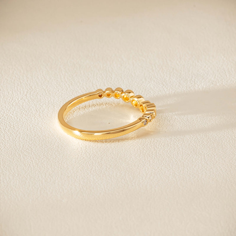 18ct Yellow Gold .18ct Diamond Graduated Curved Band