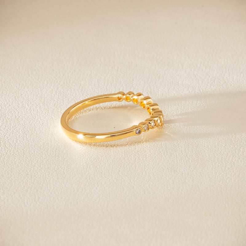 18ct Yellow Gold .18ct Diamond Graduated Curved Band