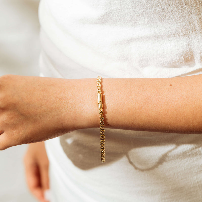 Deja Vu 18ct Yellow Gold Figure-8 Bracelet 23cm