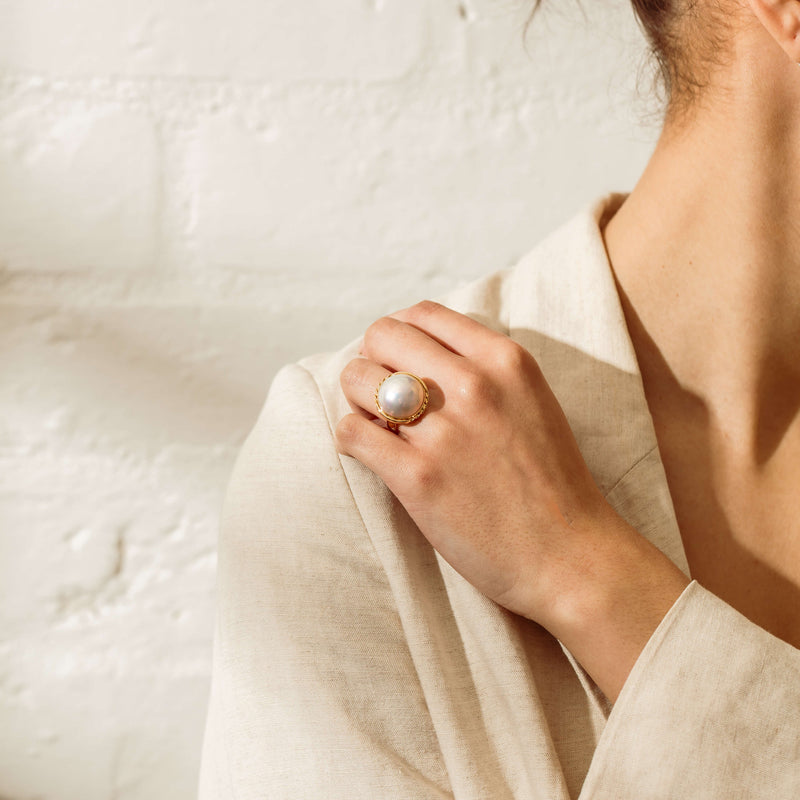 Deja Vu 18ct Yellow Gold 17mm Mabe Pearl Ring